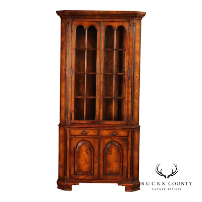 Armário de canto Theodore Alexander estilo georgiano madeira burlwood - Imagem 1 de 4