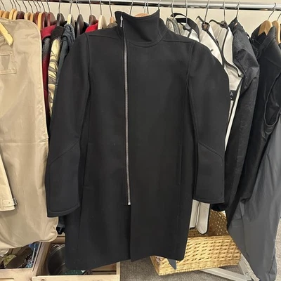 Abrigo de Lana Rick Owens Para Hombre 48 IT Negro Cuello Embudo Cremallera Asimétrica Hecho en Italia Foto 1 de 4