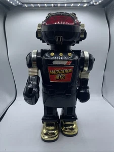 Vintage 1984 Magnatron MT-2 Kunststoff Spielzeug ROBOTER neu hell Hongkong 15" WIE GELESEN - Bild 1 von 10