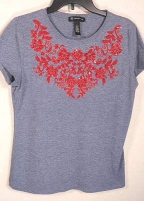 Camiseta INC International Concepts azul bordada vermelha manga curta grande - Imagem 1 de 4