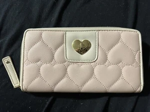 Betsey Johnson Zip Around Wallet Pink Quilted Hearts Gold And Graffiti Inside - Picture 1 of 14