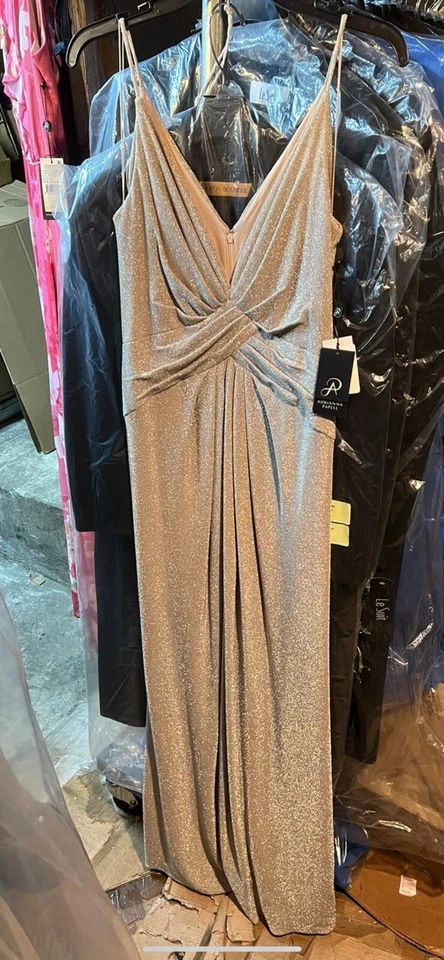 VESTIDO ADRIANNA PAPELL/NUEVO CON ETIQUETA/TALLA 6/AL POR MENOR $269/VESTIDO LARGO/ORO CHAMPÁN Foto 1 de 1