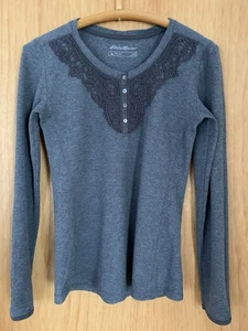 Eddie Bauer Damen Langarmshirt grau mit Spitzen-/Häkelapplikation Gr. S gut erh. - Bild 1 von 6