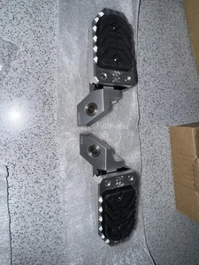 PAAR ORIGINAL BMW R1250 GS FUSSRASTEN VORNE MIT HALTERUNGEN - Bild 1 von 16