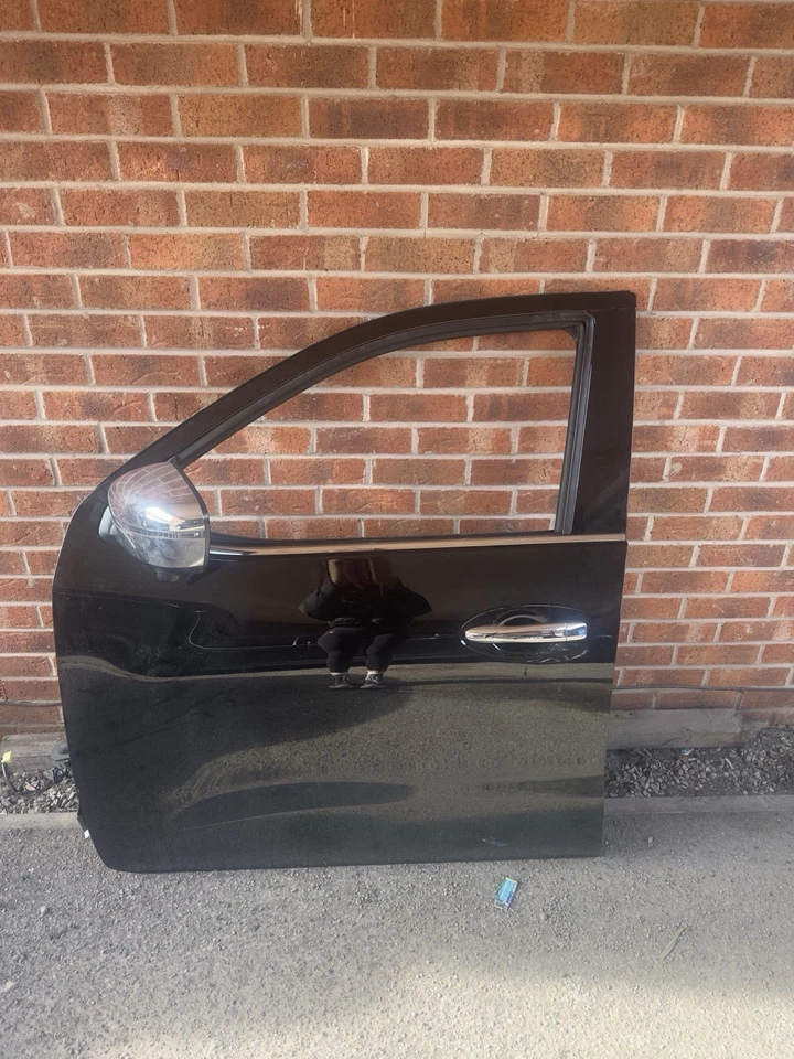 Nissan Navara puerta delantera de pasajero negra 2017 NP300 Foto 1 de 4