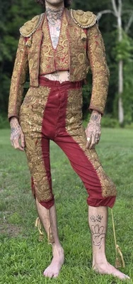 ANTIGUO TRAJE DE TAUROMAQUIA MATADOR ESPAÑOL SIGLO XIX CON BRASA de lingotes de oro metálico Foto 1 de 4