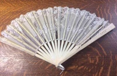 Antiguo abanico de mano victoriano hecho a mano de encaje y lentejuelas para REPUESTOS O REPARACIÓN Foto 1 de 4