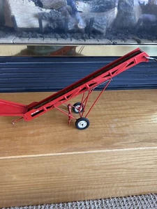 1/16 Tru-Scale Hay Elevator Red - Picture 1 of 8