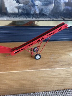 1/16 Tru-Scale Hay Elevator Red - Image 1 of 4