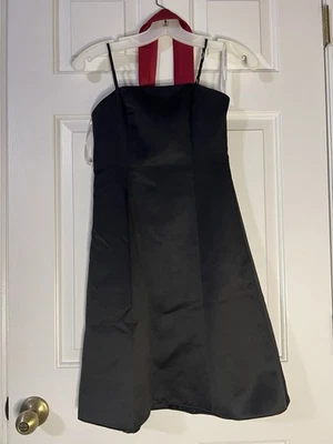 Черное вечернее платье для девочек размер 10 со съемным красным бантом от David's Bridal - Изображение 1 из 4