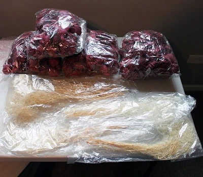 Lote conjunto de lote de rellenos de aliento de bebé marfil flores borgoña madera Sola boda Foto 1 de 4