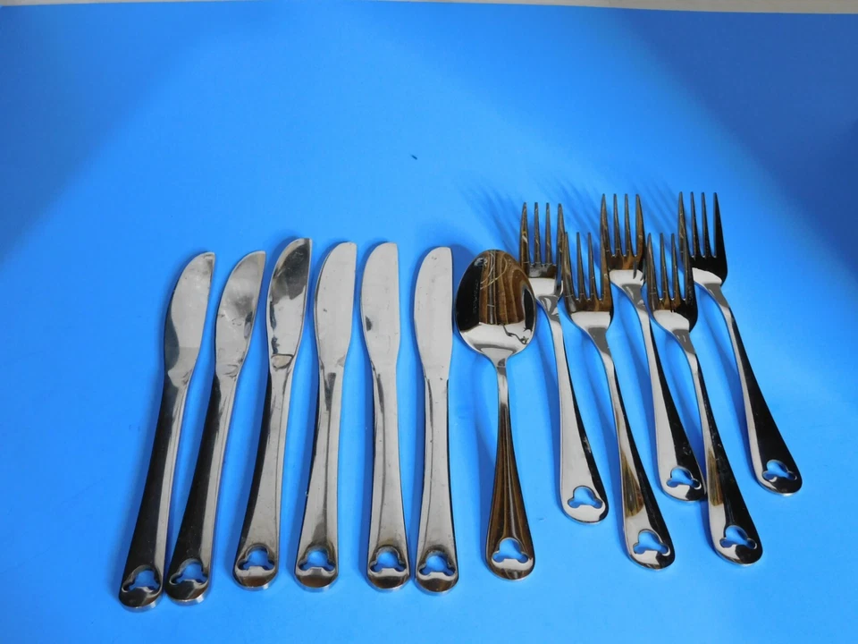 Tenedores y cuchillos de cena perforados de acero inoxidable Disney Mickey Mouse Foto 1 de 1