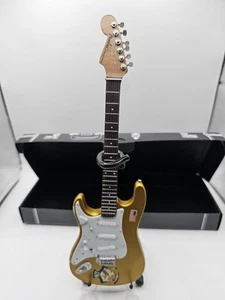 Mini guitarra Dick Dale Beast dorada para zurdos Fender Strat con soporte NUEVO Axe Heave - Imagen 1 de 8