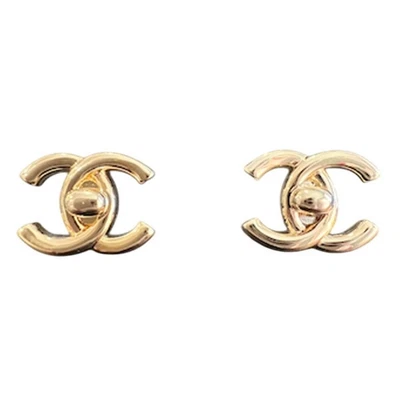 Pendientes Oro CHANEL Enclavamiento Giratorio Cerradura Colección Crucero 2025 (CHXX025) Foto 1 de 4