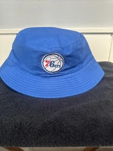 CAPPELLO A SECCHIELLO PHILADELPHIA SIXERS 76ERS RETRÒ ADULTO Basketball Camp - Foto 1 di 6