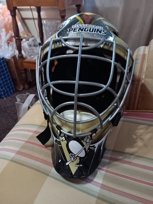 Casco de goely de hockey sobre hielo de los Pittsburgh Penguins para adulto. Usado. Foto 1 de 3