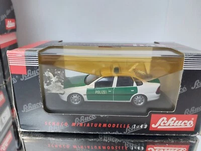 Schuco Opel Vectra berlina polizia 1:43 nella scatola - Immagine 1 di 4