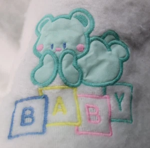 Vintage Cuddle Time Babydecke bestickt Nylonrand Bär ABC Blöcke USA - Bild 1 von 14