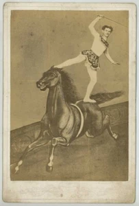 Cabinet 1870-80. Photomontage. Acrobate debout sur un cheval. Cirque. Spectacle. - Picture 1 of 1