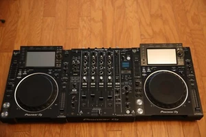 Pioneer CDJ 2000 Pair - Pioneer CDJ 2000s & DJM 900 NX2 Set - Picture 1 of 5