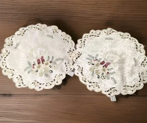 LOT OF 2 VINTAGE ROUND PLACEMATS DOILY EMBROIDERED CANDLE FLORAL DESIGN FANCY - Picture 1 of 3