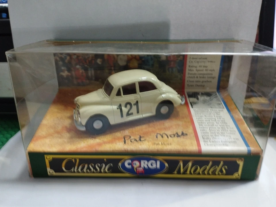 Corgi Classic 96740 Morris Minor #121 Pat Moss - Bianco Scala 1/43 - Immagine 1 di 1