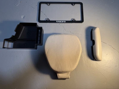 Accesorios Volvo XC90 - Almohada reposacabezas, marco de placa, soporte para gafas... Foto 1 de 2
