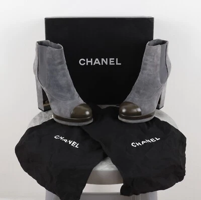 香奈儿 37.5 码 С CC 标志灰色麂皮绒粗跟短靴 — 第 1/4 张图片