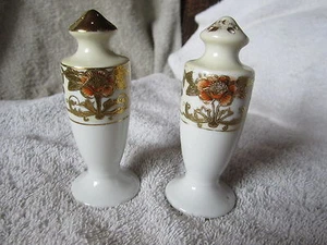DE COLECCIÓN SALERO Y PIMENTERO JAPÓN DORADO Y BLANCO TIENE FLORES ROJAS Y DORADAS 4 1/4" - Imagen 1 de 5