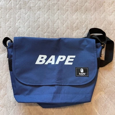 BOLSO BANDOLERA BAPE 2023 AÑO NUEVO LOGO DELETREADO Foto 1 de 4