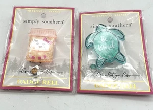 2 Simply Southern Abzeichen Rollen Neu in Verpackung RX Pillenflasche Be Kind Schildkröte - Bild 1 von 5