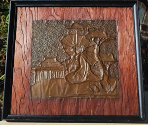 ANTIGUO: ~ 3D ~ ¿Bronce martillado a mano / latón? retrato metálico sobre madera maciza. - Imagen 1 de 17
