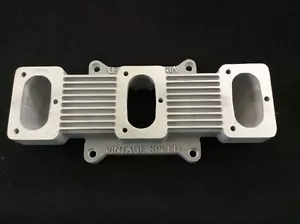 TRI-POWER ADAPTER FOR STROMBRG 97 STYLE CARB 3X2>4V 3BT TOP --HOLLEY BOTTOM - Bild 1 von 2