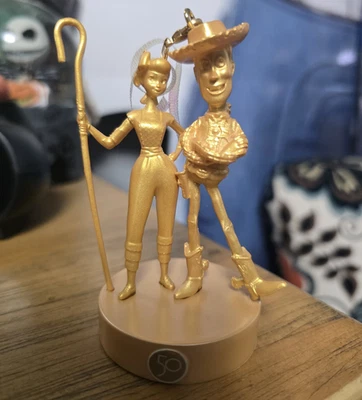 Adorno de Parques Disney Fab 50 WOODY & BO PEEP Estatua Dorada WDW 50th TOY STORY Foto 1 de 4