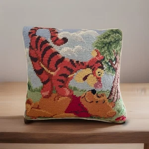 "Almohada de punta de aguja de colección Disney Winnie the Pooh colección 100 acres decoración 9x9,5""" - Imagen 1 de 9