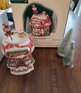 Dept 56 NORTH POLE 2002 Elf Land North Pole Grandma’s Bakery #05841 - Picture 1 of 13