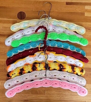 Divertido Lote De 9 Perchas De Madera De Colección Crochet Tejido Hilo Envuelto Perchas De Ropa  Foto 1 de 4