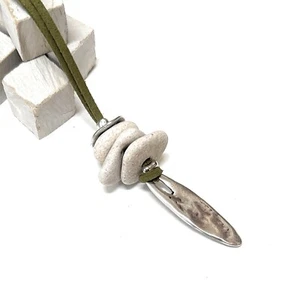 Hag Stein Halskette mit einem silbernen ovalen Anhänger auf einer olivfarbenen Lederkette, Adder - Bild 1 von 11
