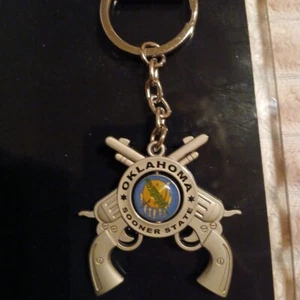 Oklahoma Sooner Crossed Pistols - American/OK State Flag Spinner Keychain - Picture 1 of 6