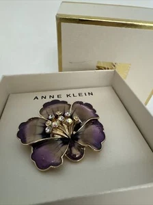 Anne Klein lila Emaille Stiefmütterchen Blume Strass Brosche Anstecknadel neu in Box signiert - Bild 1 von 5