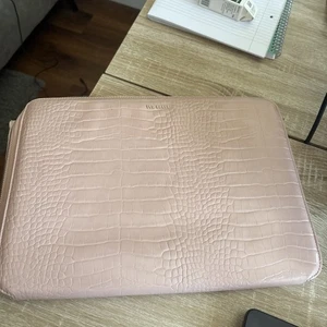 Ted baker Steliaa Imitation Faux Leather Croc 13' Laptop Case Pale Pink New - Photo 1/4