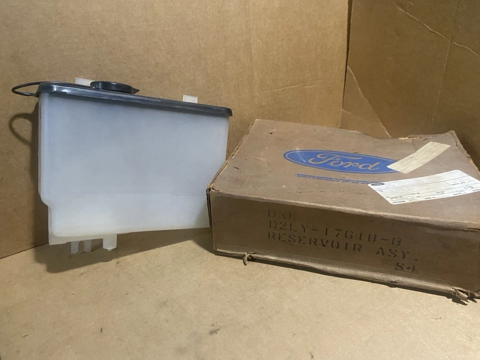 Depósito de lavadora de parabrisas Ford D2LY-17618-B -- 1972 - 1976 Lincoln Mark IV NOS Foto 1 de 4