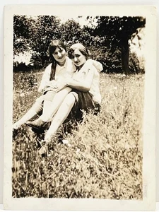 1920s Two Affectionate Young Women in Field Lesbian Interest Vtg Snapshot Photo - Picture 1 of 4