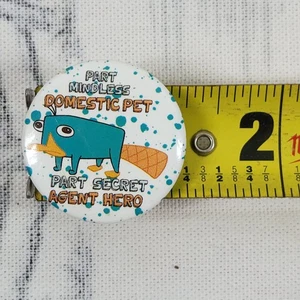 Botón Pinback Disney "Parte Mascota Doméstica Sin Mente, Parte Héroe Agente Secreto" - Imagen 1 de 3