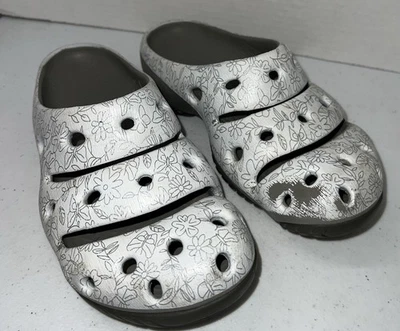 KEEN Yogui Arts 女式白色灰色花卉木屐懒人鞋泡沫拖鞋 W7 — 第 1/4 张图片