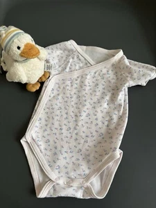 Petit Bateau Wickelbody Kurzarm Gr. 67 – Rosa mit blauen Blümchen - Bild 1 von 2