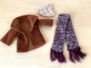 Barbie Kleidung für Ken Handarbeit Wintermantel mit Mütze & Schal - Bild 1 von 7