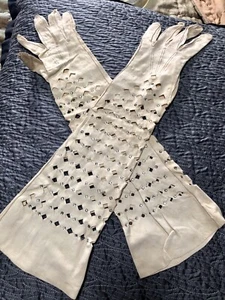 SCARCE VTG 1930s Butter-Soft SUEDE KID LEATHER FLAPPER Gloves *CUT-OUTS -RNSTNS - Picture 1 of 11