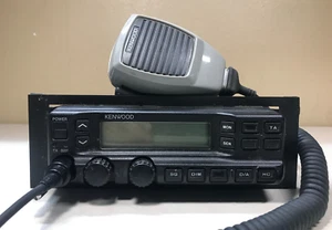 Kenwood TK-890 UHF Funkgerät 450-490 MHz Armaturenbretthalterung mit Mikrofon - Bild 1 von 6