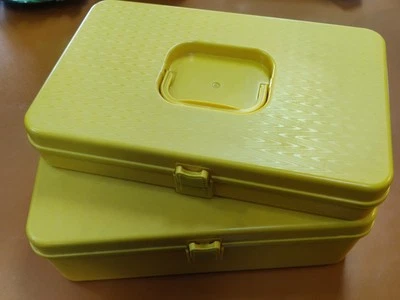 2 cajas de hilo de coser de plástico Wilson Mfg Wil-Hold de colección estuche de almacenamiento amarillo/dorado Foto 1 de 4